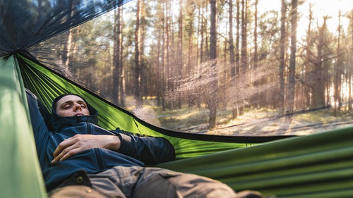 Lesovik - Wanderhängematte DRAKA mit Moskitonetz und Aufhängung SNEKA - Treetop Green